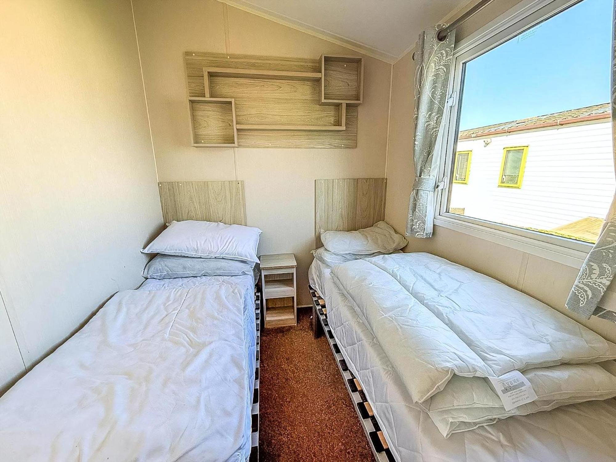 8 Berth Caravan For Hire At St Osyth Beach Ref 28047R Clacton-on-Sea Kültér fotó